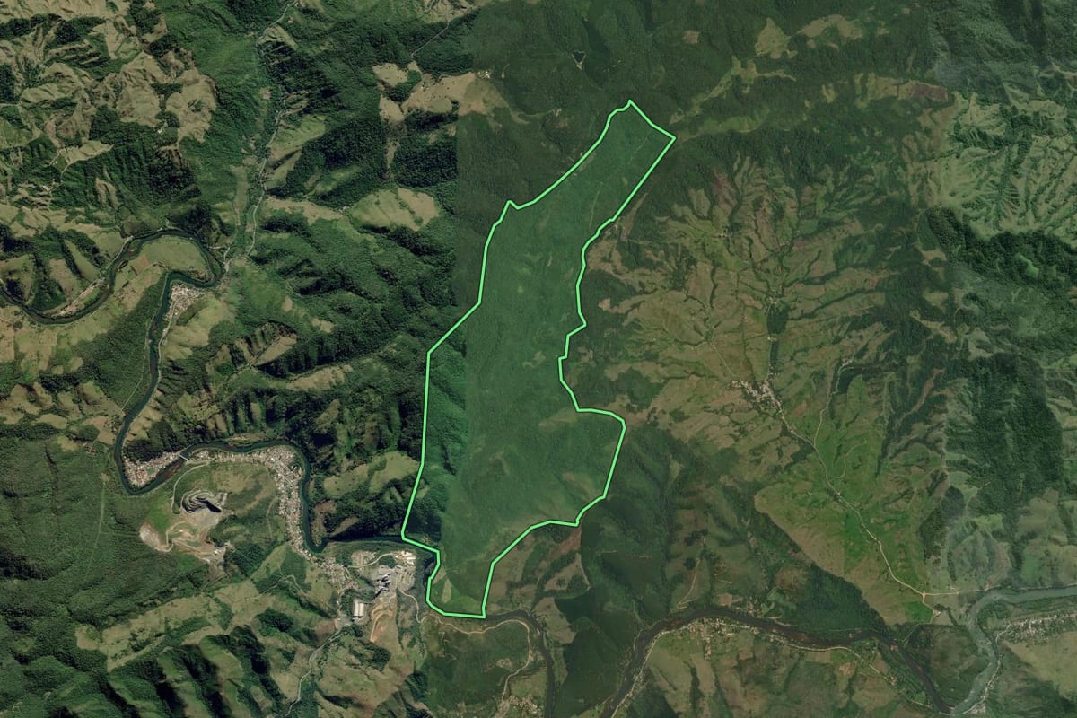 Imagem de satélite do imóvel rural em Ribeira (SP), com o contorno declarado no CAR desenhado por cima.