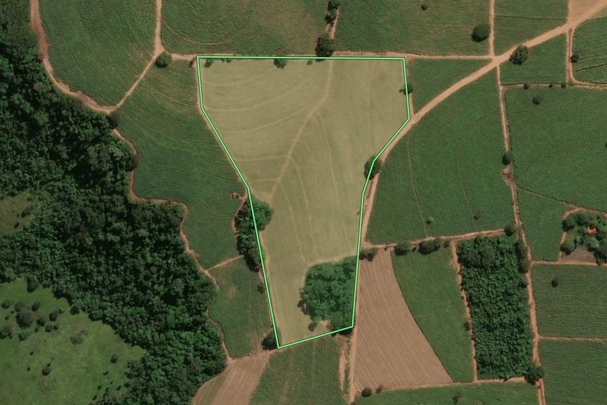 Imagem de satélite do imóvel rural em Ribeirão Bonito (SP), com o contorno declarado no CAR desenhado por cima.