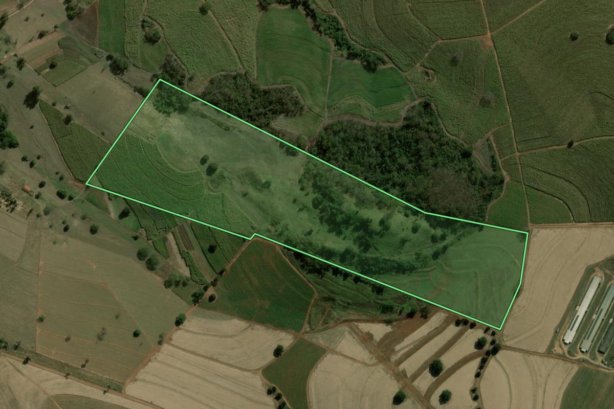 Imagem de satélite do imóvel rural em Ribeirão Bonito (SP), com o contorno declarado no CAR desenhado por cima.