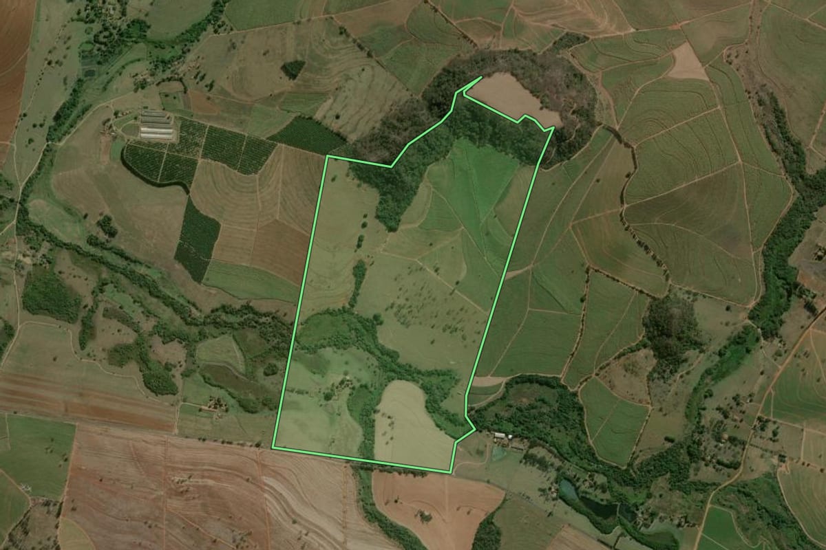 Imagem de satélite do imóvel rural em Ribeirão Bonito (SP), com o contorno declarado no CAR desenhado por cima.