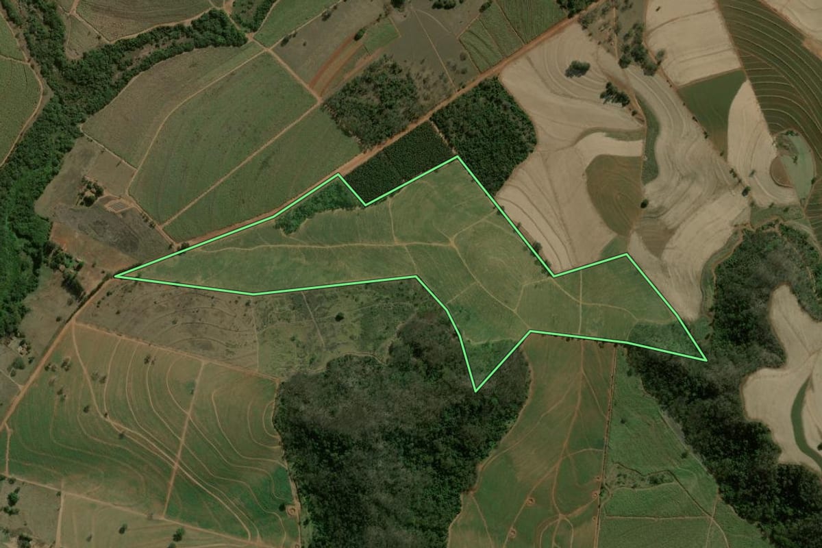 Imagem de satélite do imóvel rural em Ribeirão Bonito (SP), com o contorno declarado no CAR desenhado por cima.