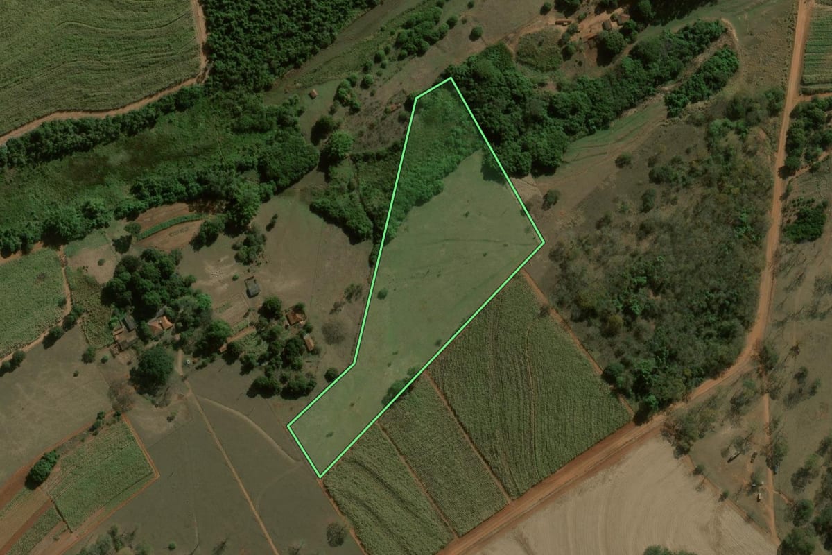 Imagem de satélite do imóvel rural em Ribeirão Bonito (SP), com o contorno declarado no CAR desenhado por cima.