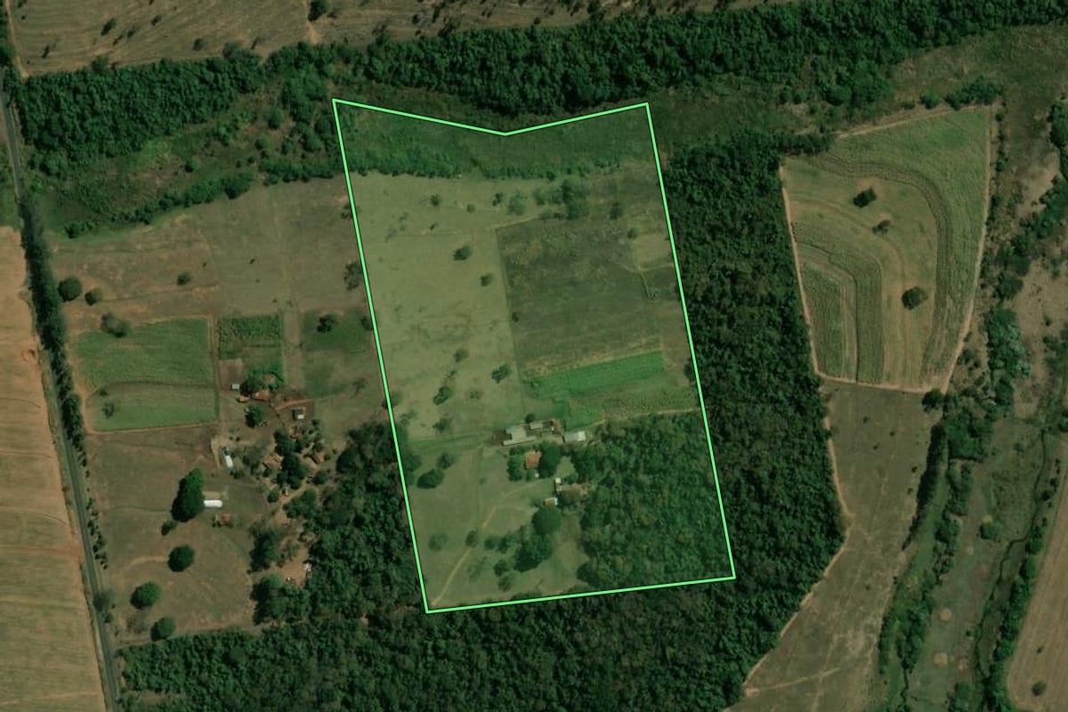 Imagem de satélite do imóvel rural em Ribeirão Bonito (SP), com o contorno declarado no CAR desenhado por cima.