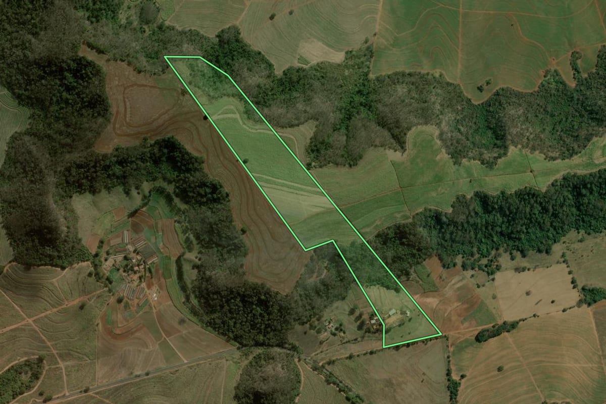 Imagem de satélite do imóvel rural em Ribeirão Bonito (SP), com o contorno declarado no CAR desenhado por cima.