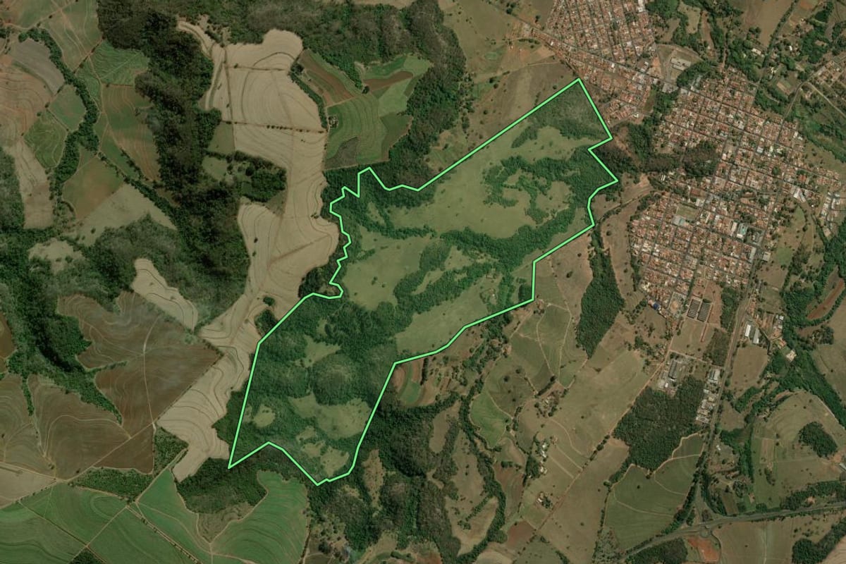 Imagem de satélite do imóvel rural em Ribeirão Bonito (SP), com o contorno declarado no CAR desenhado por cima.