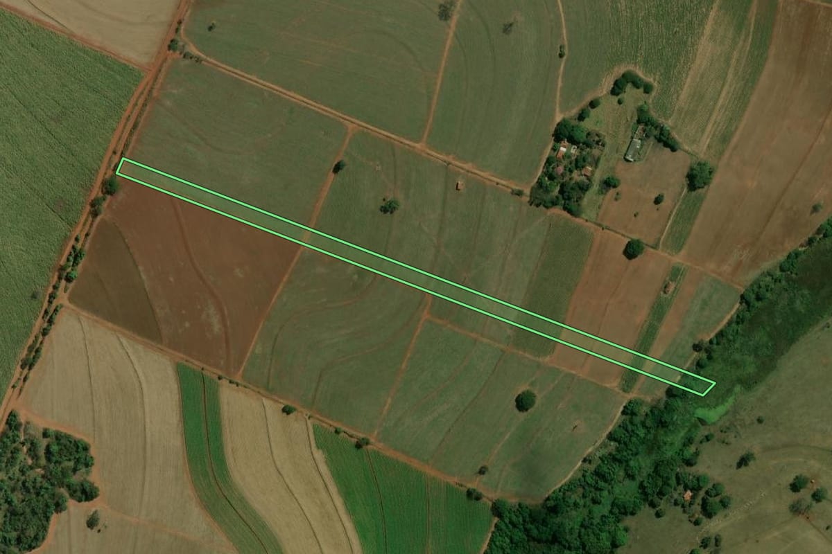 Imagem de satélite do imóvel rural em Ribeirão Bonito (SP), com o contorno declarado no CAR desenhado por cima.