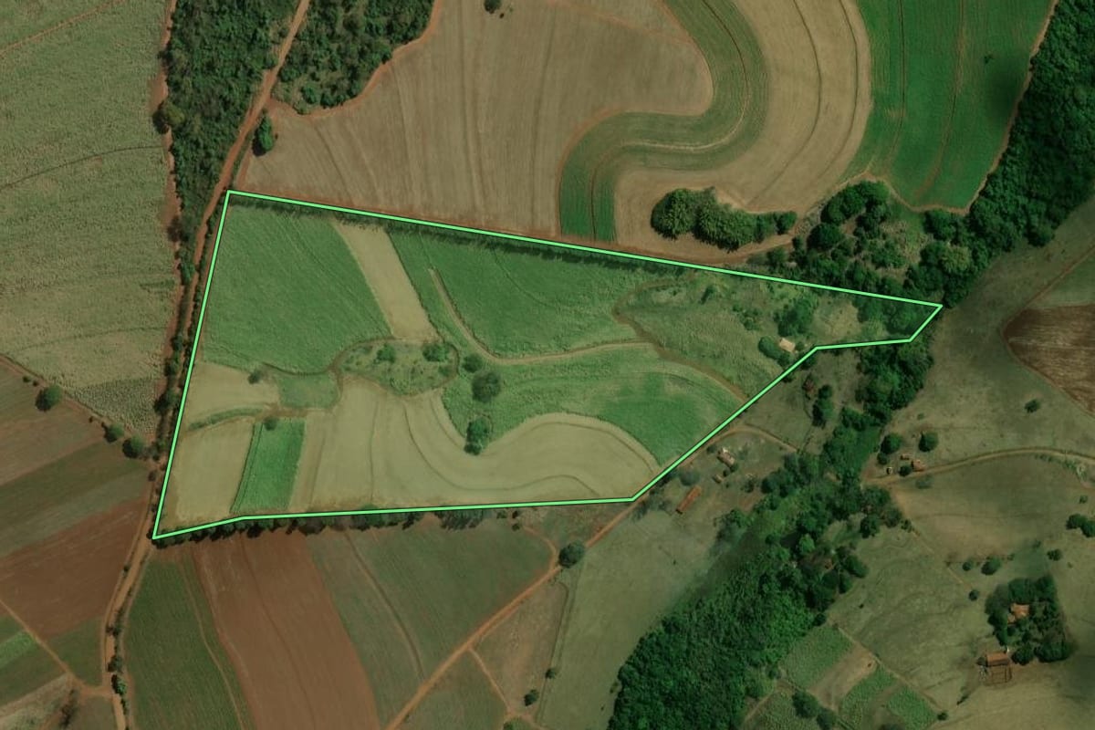 Imagem de satélite do imóvel rural em Ribeirão Bonito (SP), com o contorno declarado no CAR desenhado por cima.