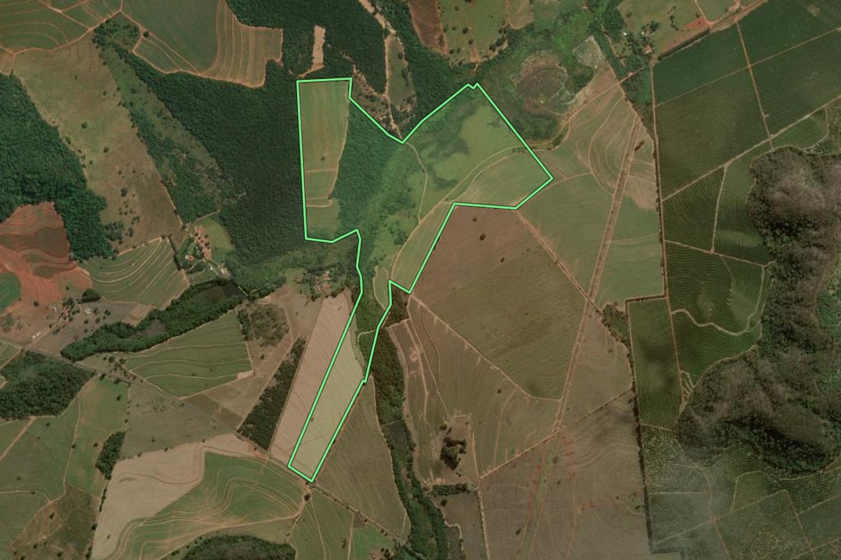 Imagem de satélite do imóvel rural em Ribeirão Bonito (SP), com o contorno declarado no CAR desenhado por cima.