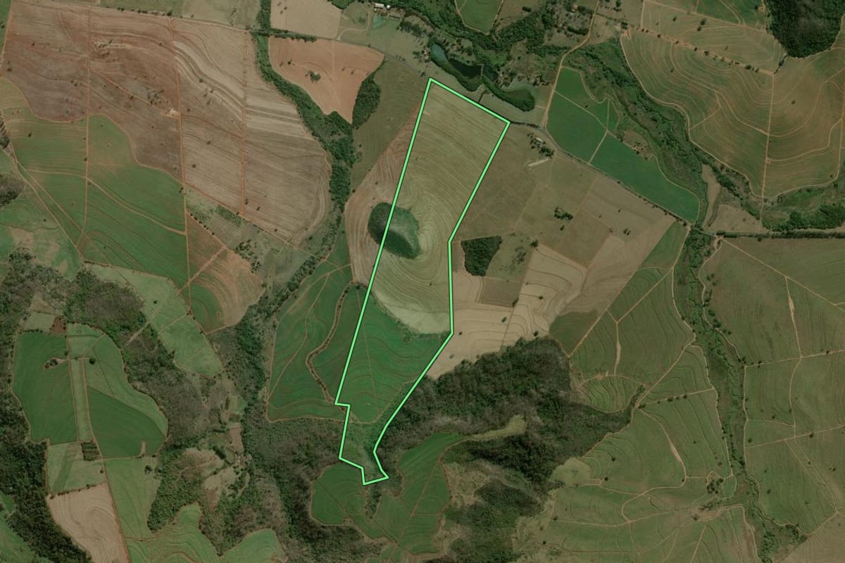 Imagem de satélite do imóvel rural em Ribeirão Bonito (SP), com o contorno declarado no CAR desenhado por cima.