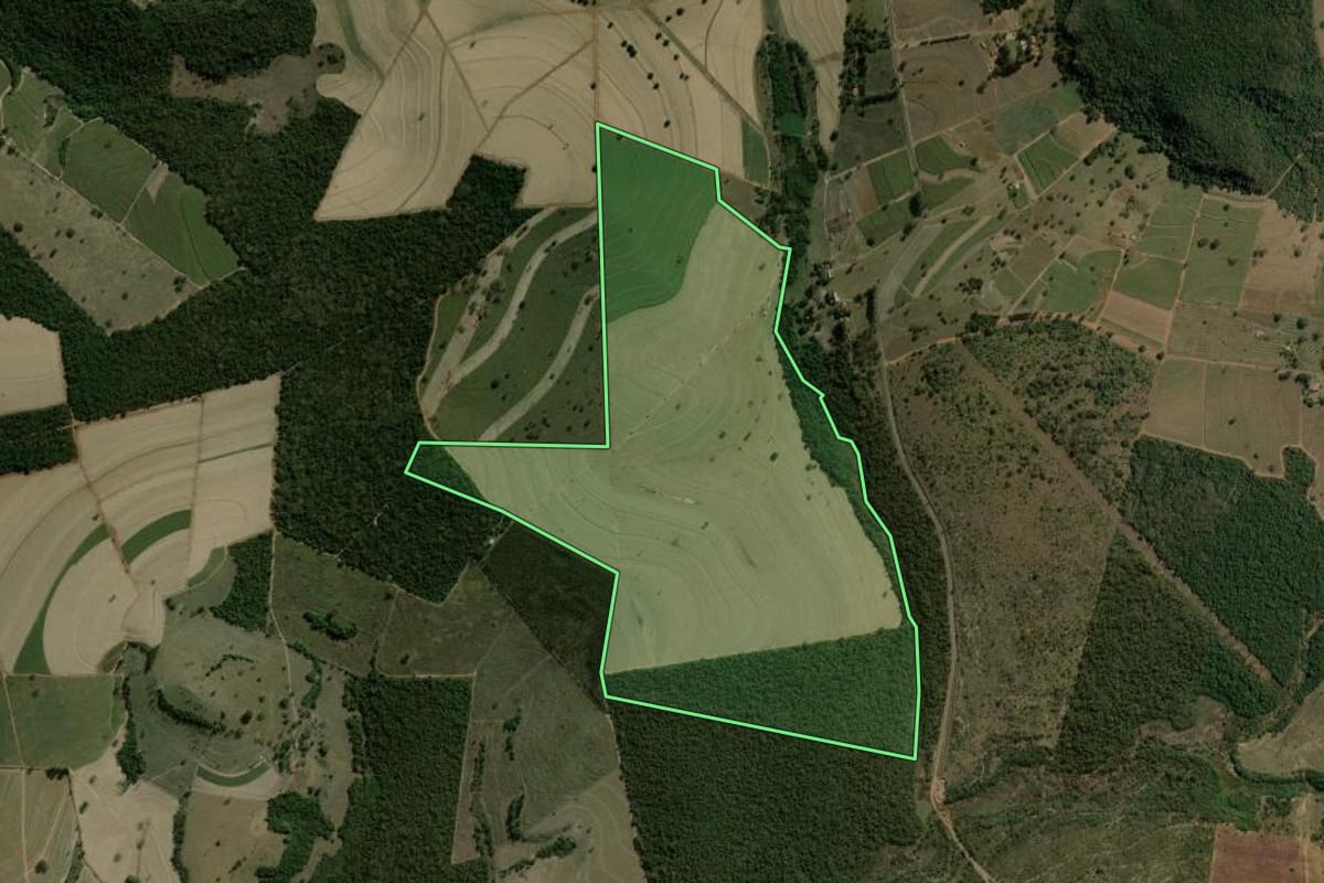 Imagem de satélite do imóvel rural em Ribeirão Bonito (SP), com o contorno declarado no CAR desenhado por cima.