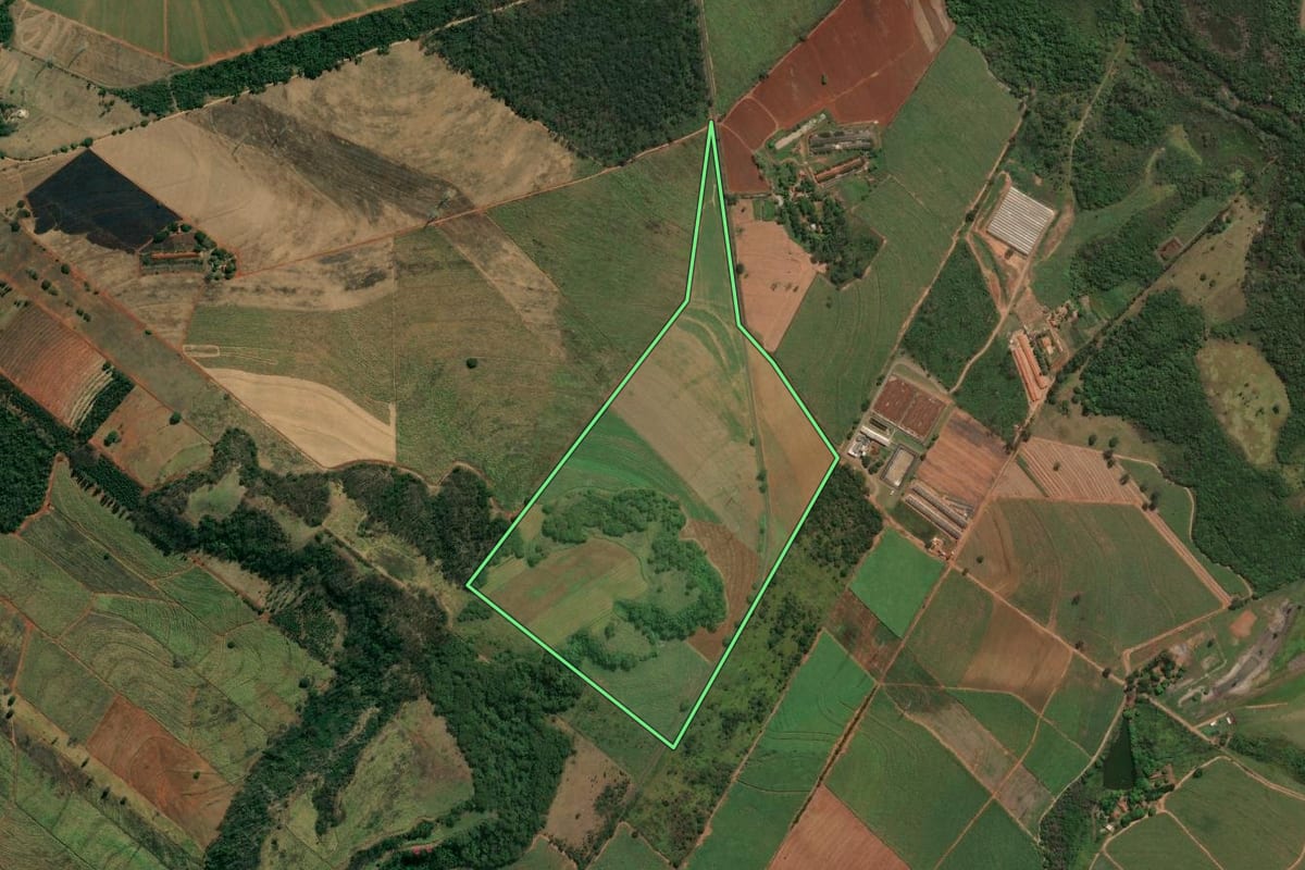 Imagem de satélite do imóvel rural em Ribeirão Bonito (SP), com o contorno declarado no CAR desenhado por cima.