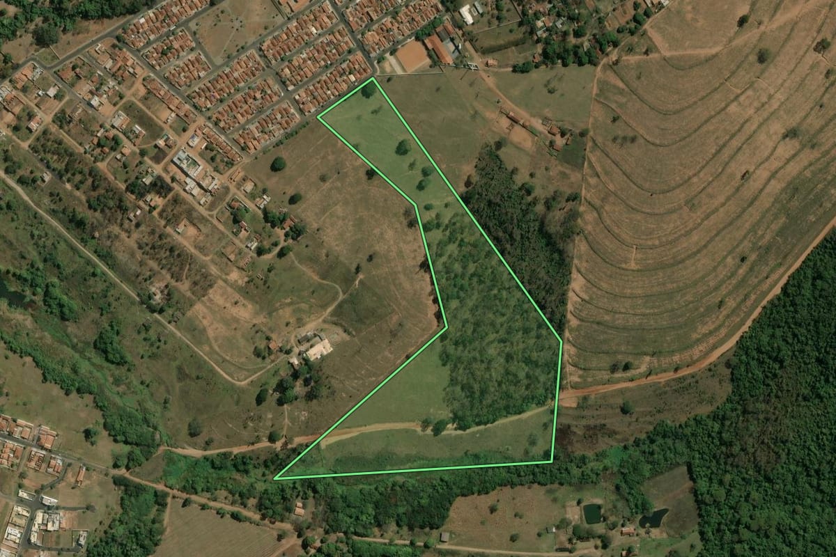 Imagem de satélite do imóvel rural em Ribeirão Bonito (SP), com o contorno declarado no CAR desenhado por cima.