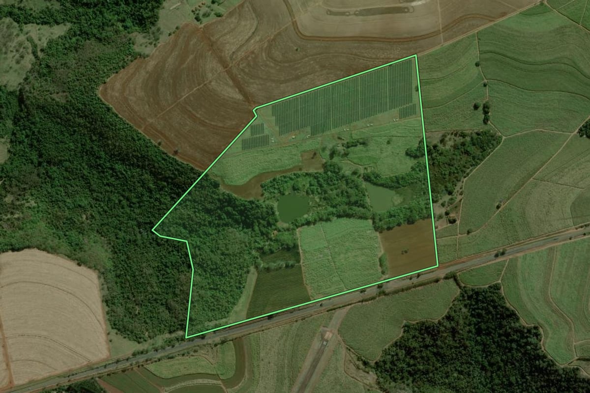 Imagem de satélite do imóvel rural em Ribeirão Bonito (SP), com o contorno declarado no CAR desenhado por cima.