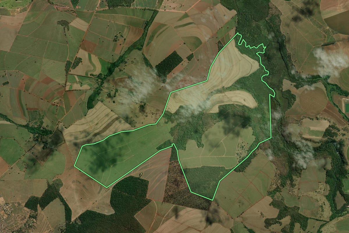 Imagem de satélite do imóvel rural em Ribeirão Bonito (SP), com o contorno declarado no CAR desenhado por cima.