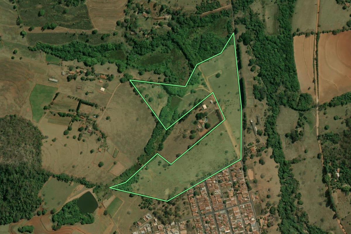 Imagem de satélite do imóvel rural em Ribeirão Bonito (SP), com o contorno declarado no CAR desenhado por cima.