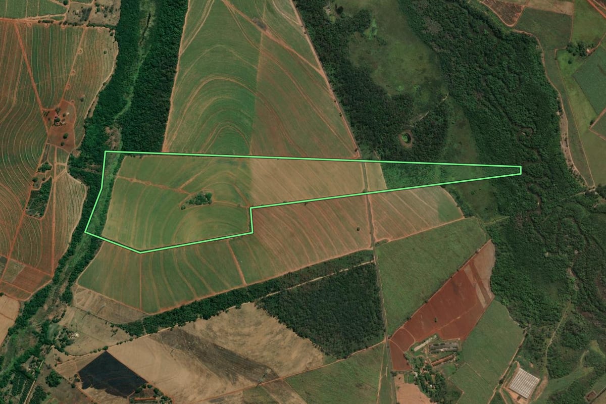 Imagem de satélite do imóvel rural em Ribeirão Bonito (SP), com o contorno declarado no CAR desenhado por cima.
