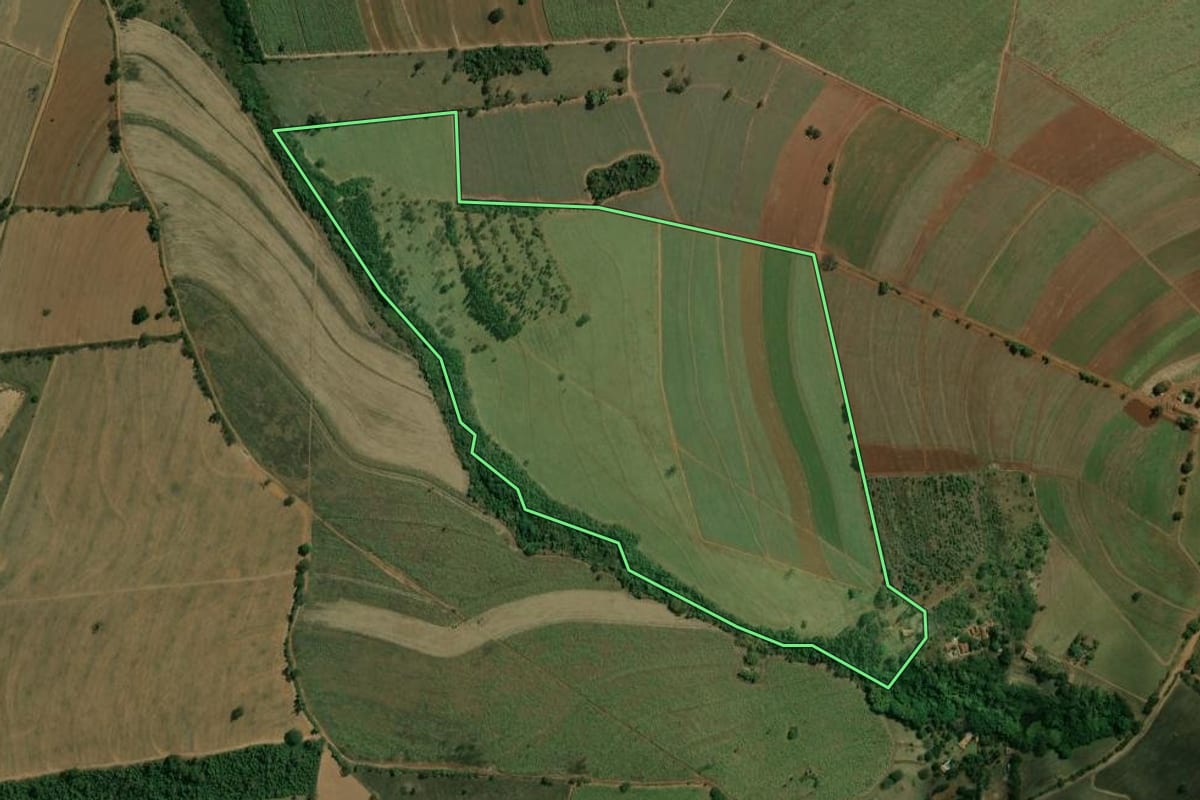 Imagem de satélite do imóvel rural em Ribeirão Bonito (SP), com o contorno declarado no CAR desenhado por cima.