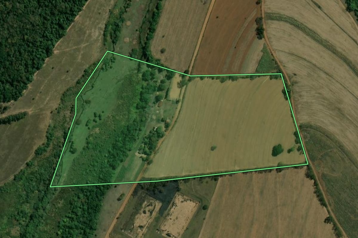 Imagem de satélite do imóvel rural em Ribeirão Bonito (SP), com o contorno declarado no CAR desenhado por cima.