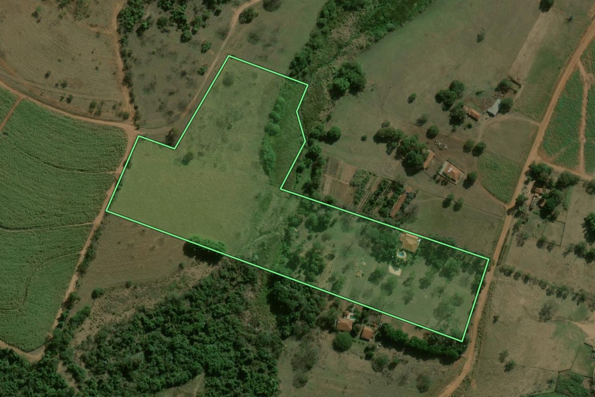 Imagem de satélite do imóvel rural em Ribeirão Bonito (SP), com o contorno declarado no CAR desenhado por cima.