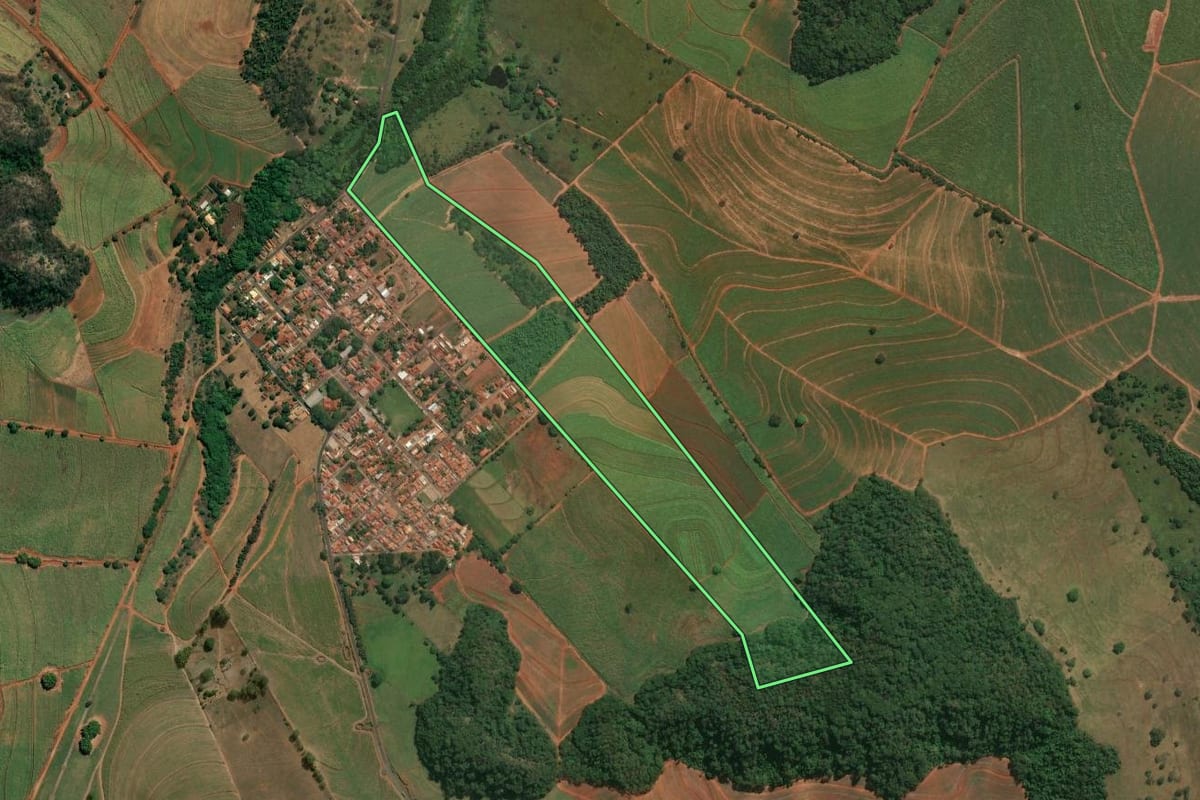 Imagem de satélite do imóvel rural em Ribeirão Bonito (SP), com o contorno declarado no CAR desenhado por cima.
