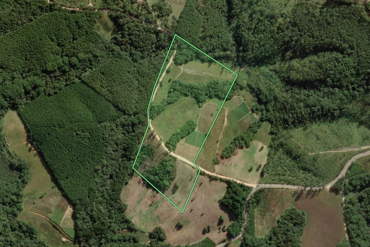 Imagem de satélite do imóvel rural em Ribeirão Branco (SP), com o contorno declarado no CAR desenhado por cima.