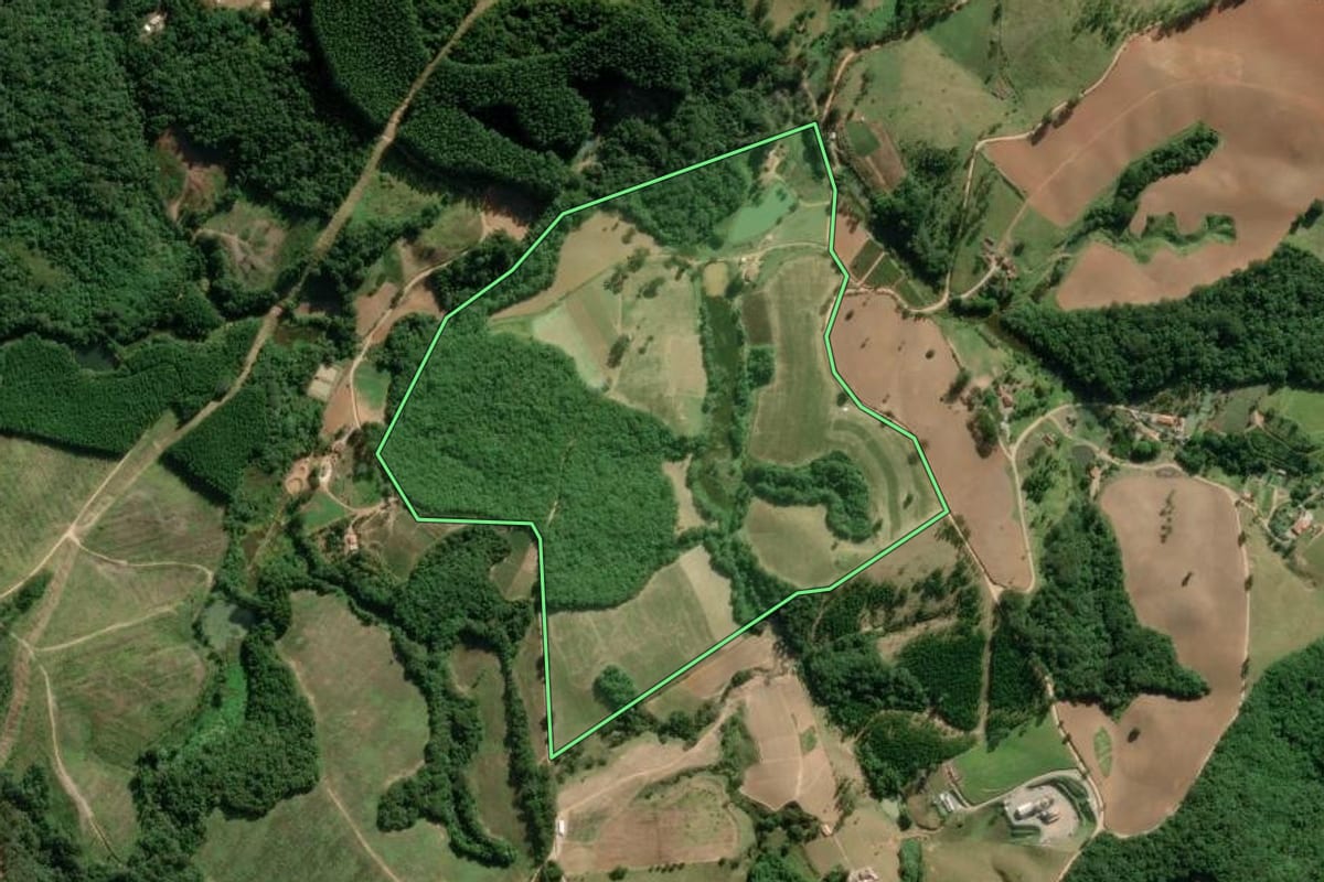 Imagem de satélite do imóvel rural em Ribeirão Branco (SP), com o contorno declarado no CAR desenhado por cima.