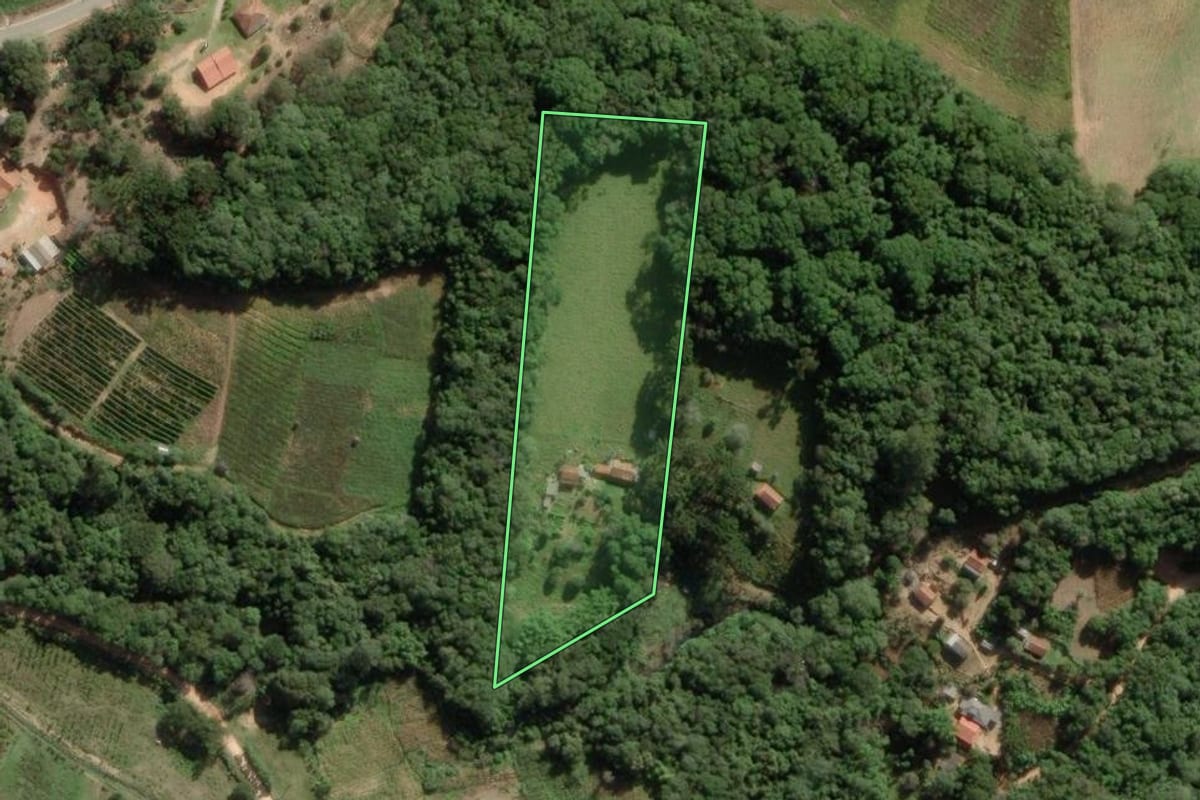 Imagem de satélite do imóvel rural em Ribeirão Branco (SP), com o contorno declarado no CAR desenhado por cima.