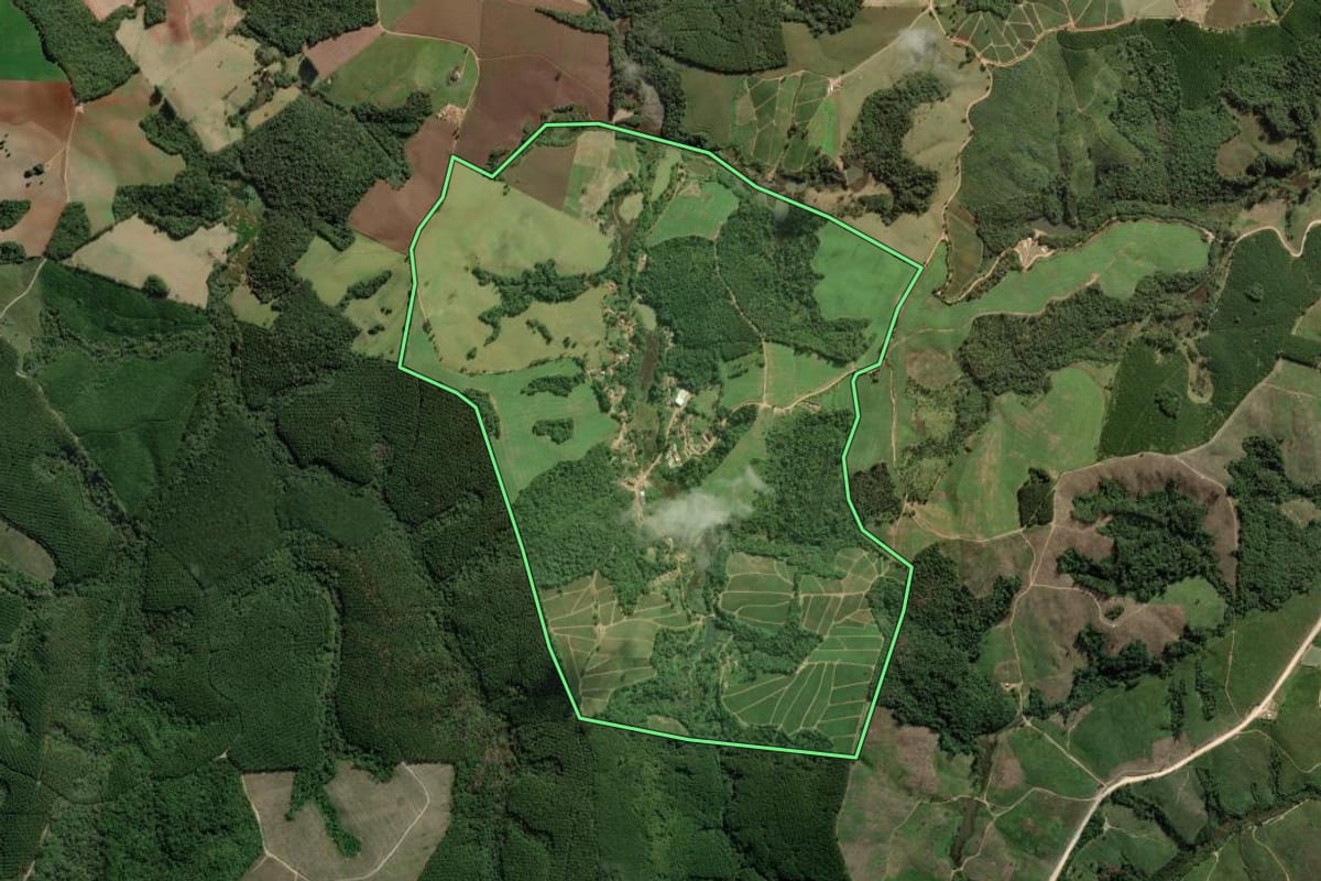 Imagem de satélite do imóvel rural em Ribeirão Branco (SP), com o contorno declarado no CAR desenhado por cima.