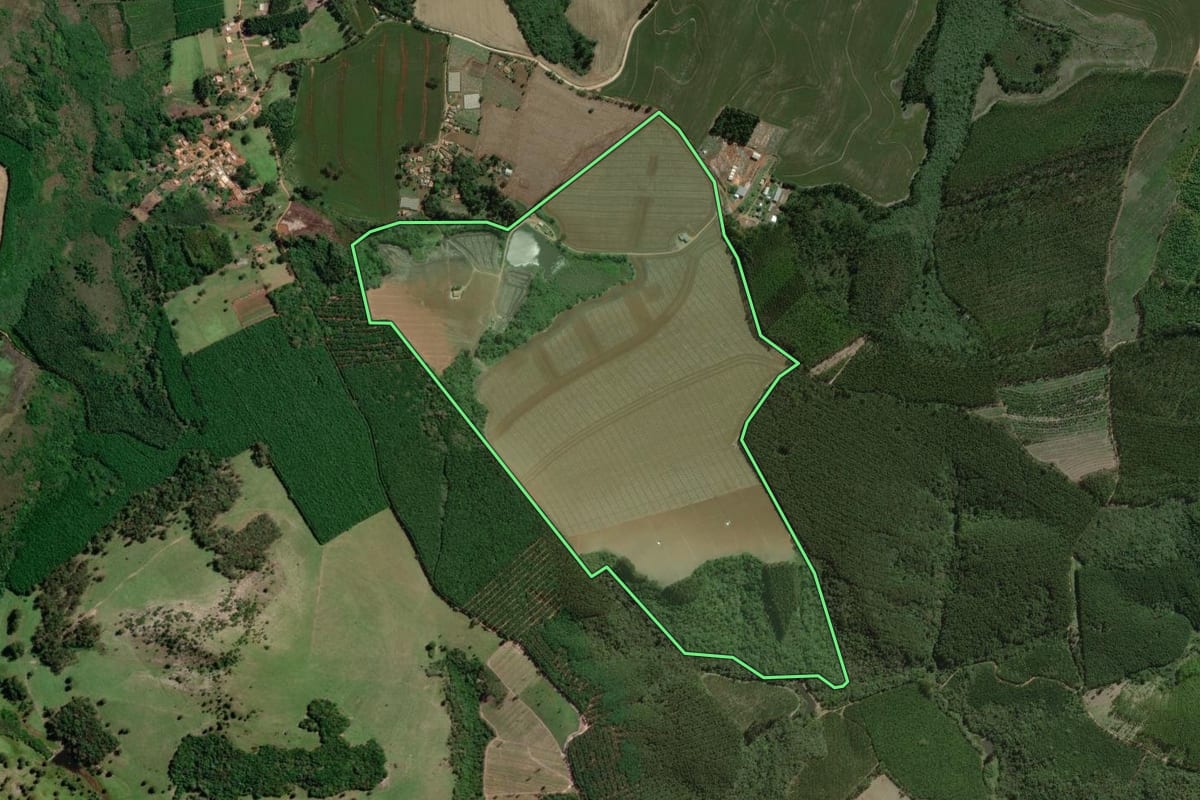 Imagem de satélite do imóvel rural em Ribeirão Branco (SP), com o contorno declarado no CAR desenhado por cima.