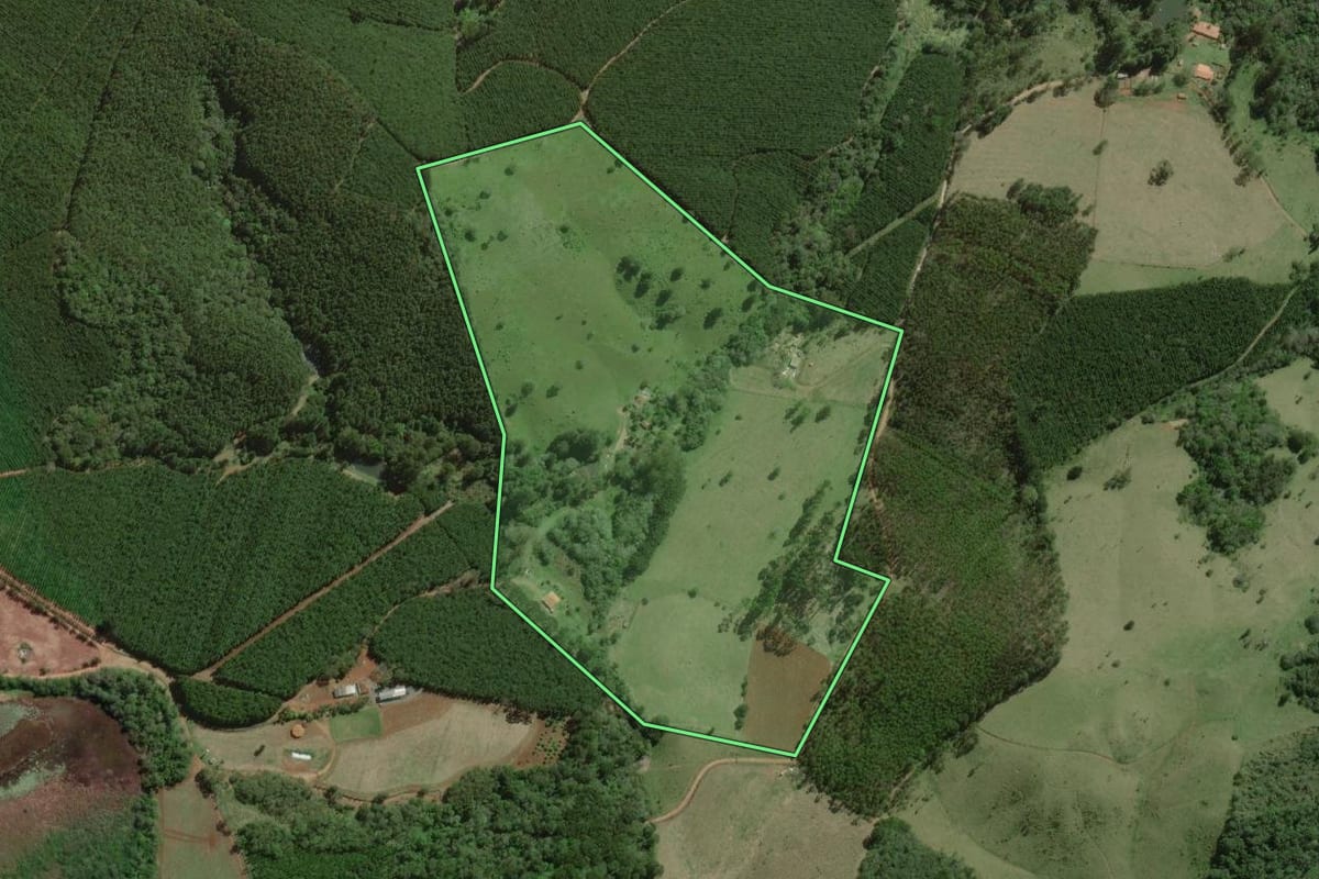 Imagem de satélite do imóvel rural em Ribeirão Branco (SP), com o contorno declarado no CAR desenhado por cima.