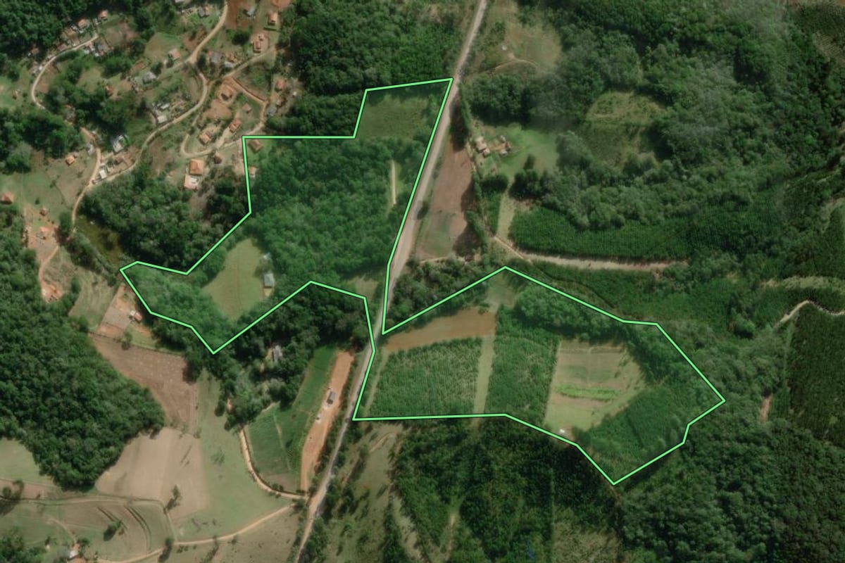 Imagem de satélite do imóvel rural em Ribeirão Branco (SP), com o contorno declarado no CAR desenhado por cima.