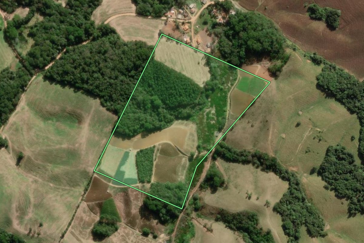 Imagem de satélite do imóvel rural em Ribeirão Branco (SP), com o contorno declarado no CAR desenhado por cima.