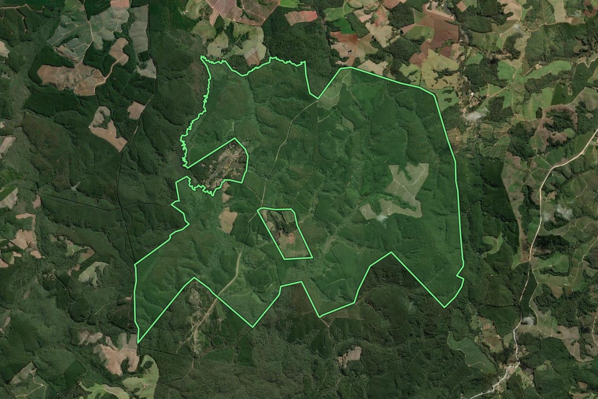 Imagem de satélite do imóvel rural em Ribeirão Branco (SP), com o contorno declarado no CAR desenhado por cima.
