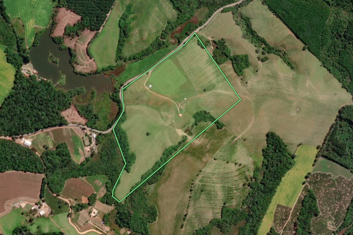 Imagem de satélite do imóvel rural em Ribeirão Branco (SP), com o contorno declarado no CAR desenhado por cima.