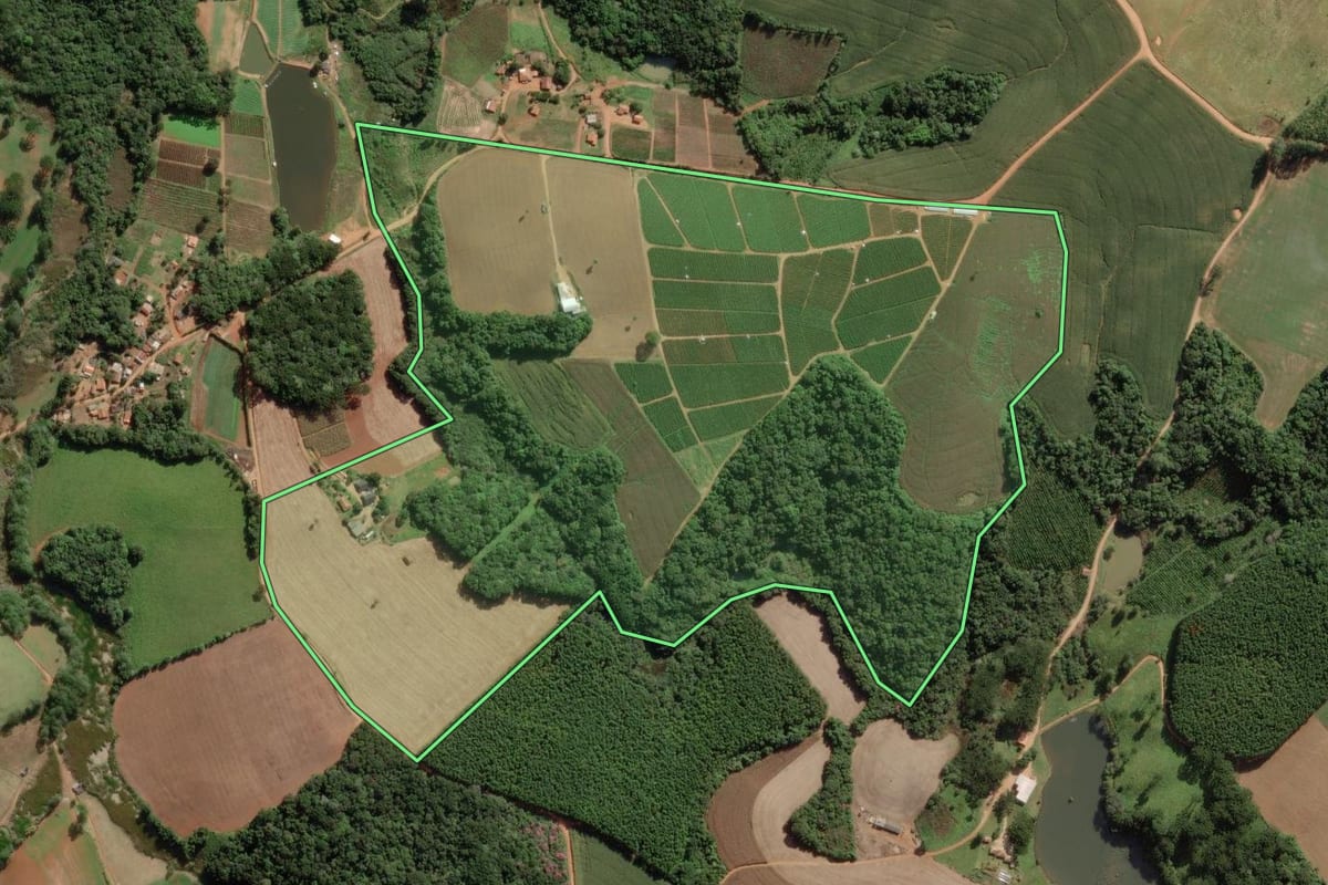 Imagem de satélite do imóvel rural em Ribeirão Branco (SP), com o contorno declarado no CAR desenhado por cima.