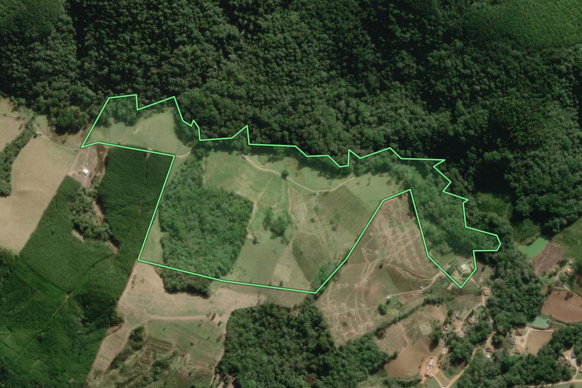 Imagem de satélite do imóvel rural em Ribeirão Branco (SP), com o contorno declarado no CAR desenhado por cima.