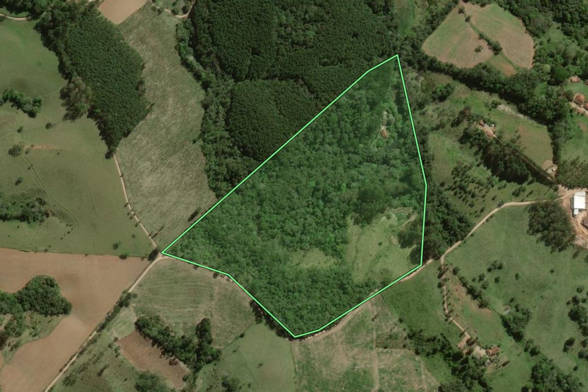 Imagem de satélite do imóvel rural em Ribeirão Branco (SP), com o contorno declarado no CAR desenhado por cima.