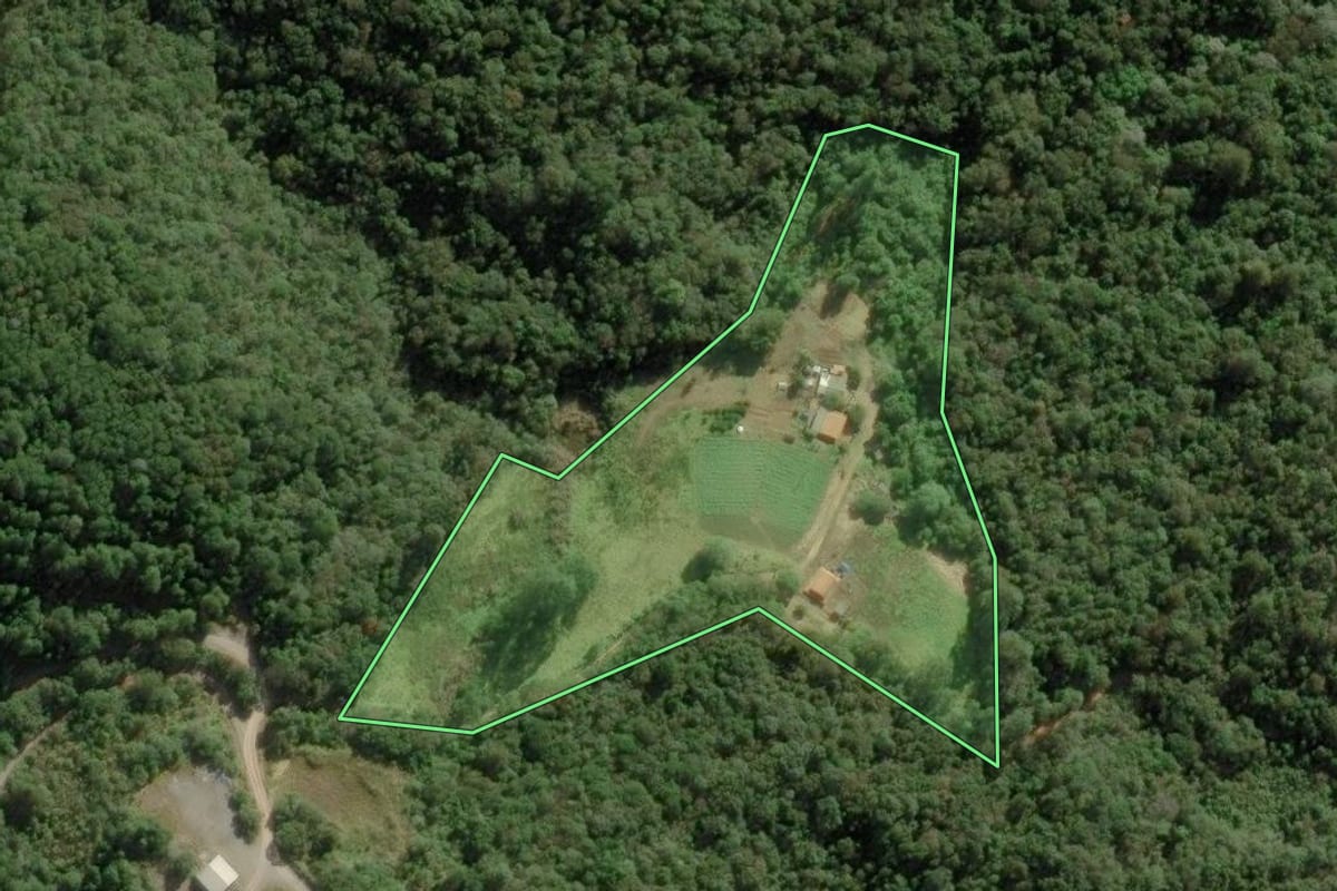 Imagem de satélite do imóvel rural em Ribeirão Branco (SP), com o contorno declarado no CAR desenhado por cima.