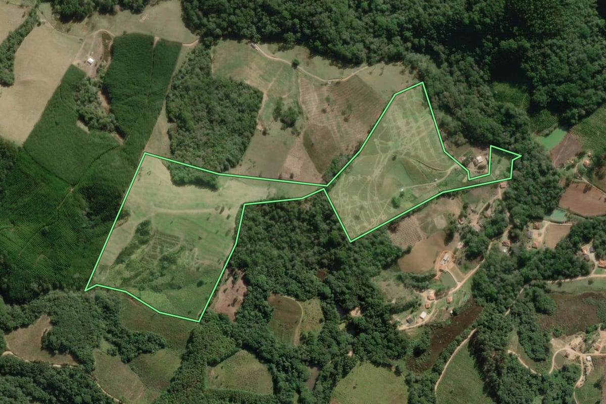 Imagem de satélite do imóvel rural em Ribeirão Branco (SP), com o contorno declarado no CAR desenhado por cima.