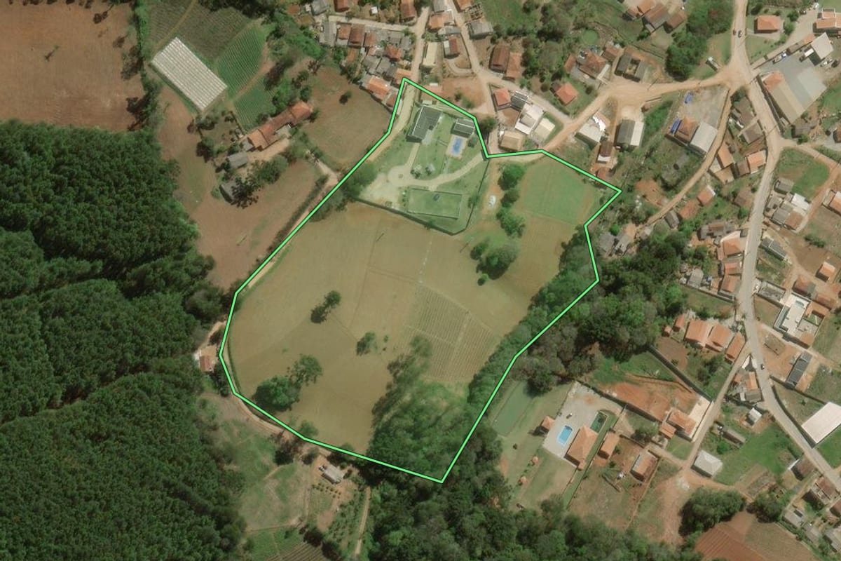 Imagem de satélite do imóvel rural em Ribeirão Branco (SP), com o contorno declarado no CAR desenhado por cima.