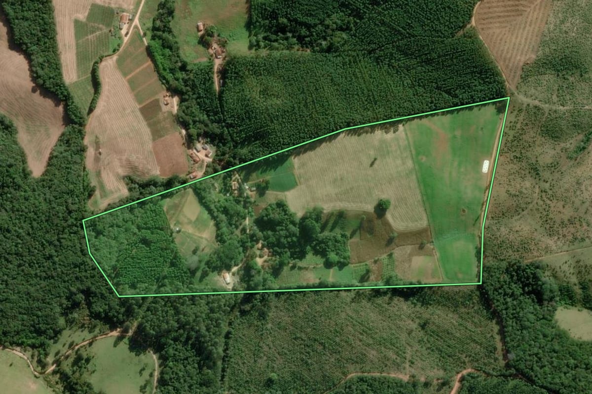 Imagem de satélite do imóvel rural em Ribeirão Branco (SP), com o contorno declarado no CAR desenhado por cima.