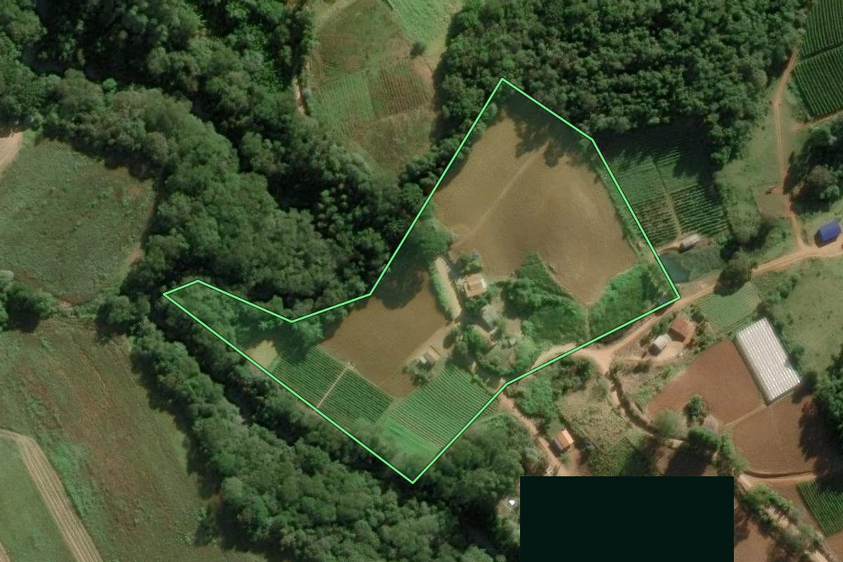 Imagem de satélite do imóvel rural em Ribeirão Branco (SP), com o contorno declarado no CAR desenhado por cima.