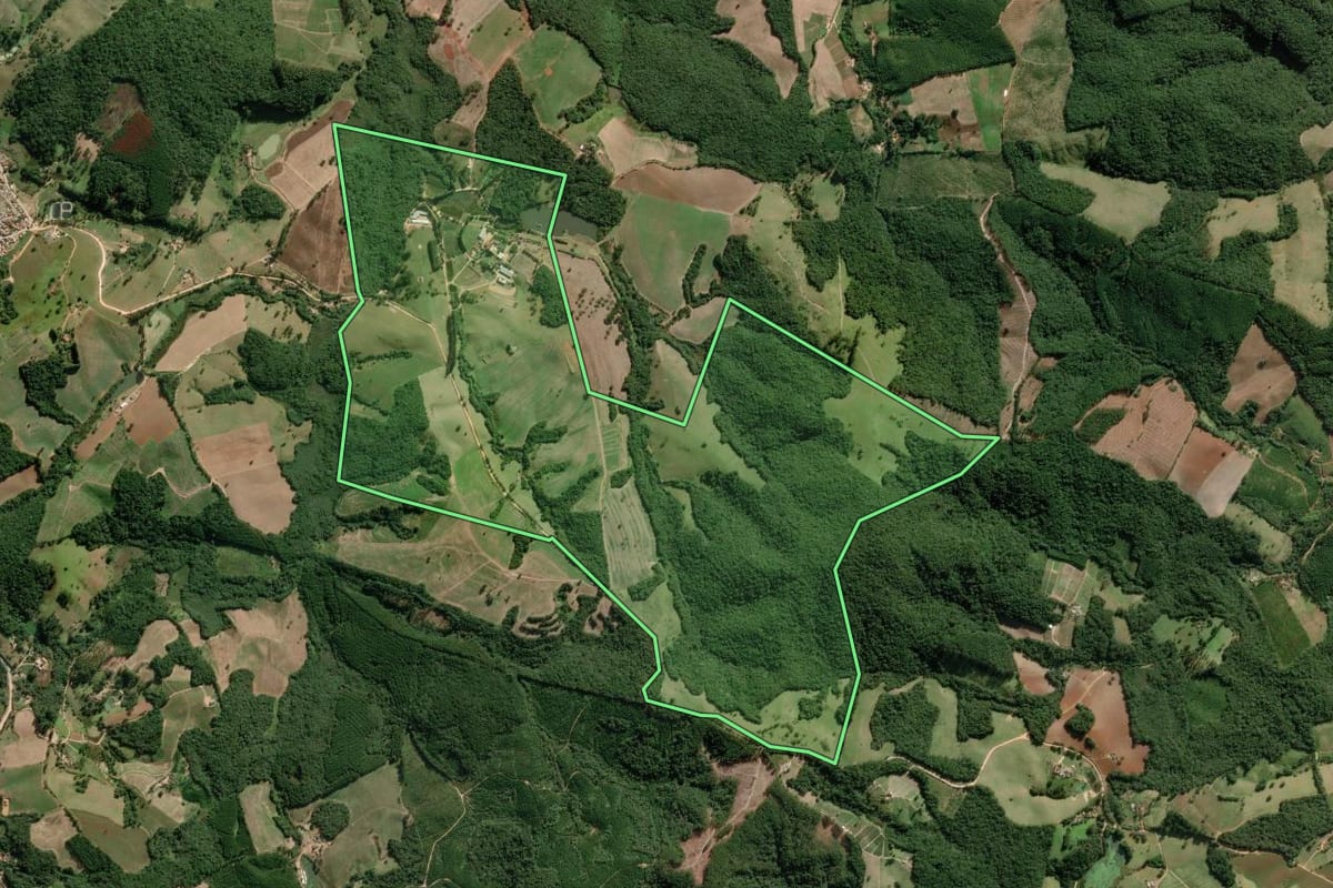 Imagem de satélite do imóvel rural em Ribeirão Branco (SP), com o contorno declarado no CAR desenhado por cima.