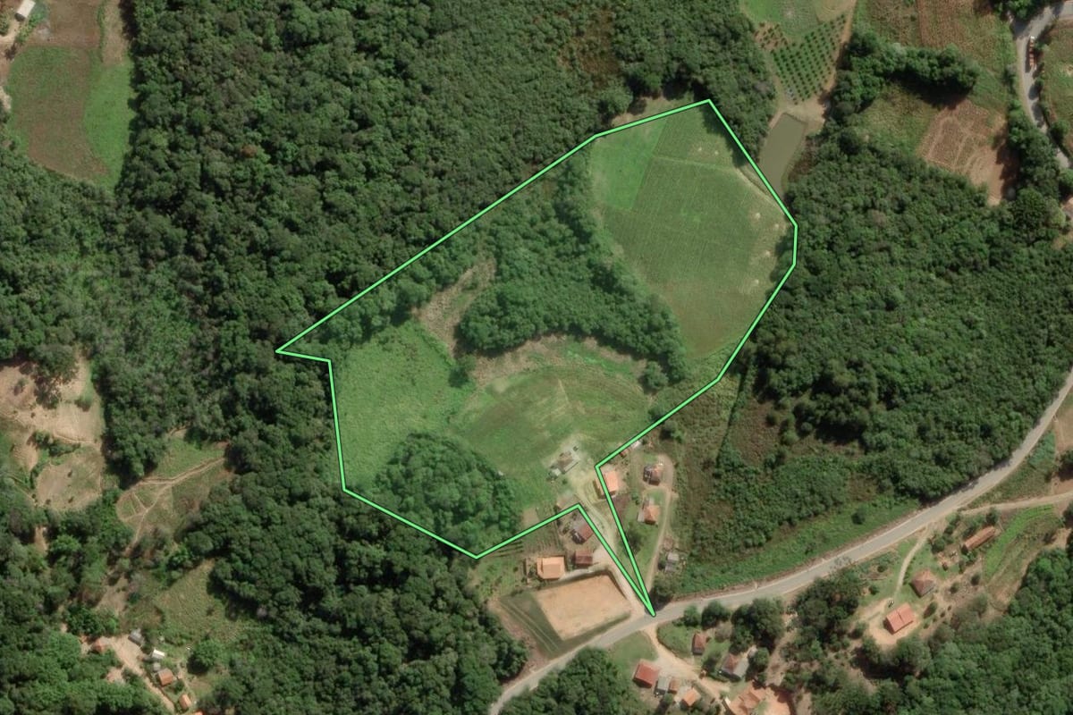 Imagem de satélite do imóvel rural em Ribeirão Branco (SP), com o contorno declarado no CAR desenhado por cima.