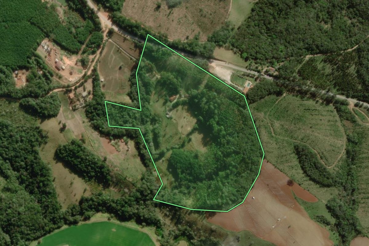 Imagem de satélite do imóvel rural em Ribeirão Branco (SP), com o contorno declarado no CAR desenhado por cima.