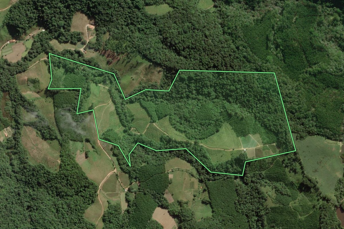 Imagem de satélite do imóvel rural em Ribeirão Branco (SP), com o contorno declarado no CAR desenhado por cima.