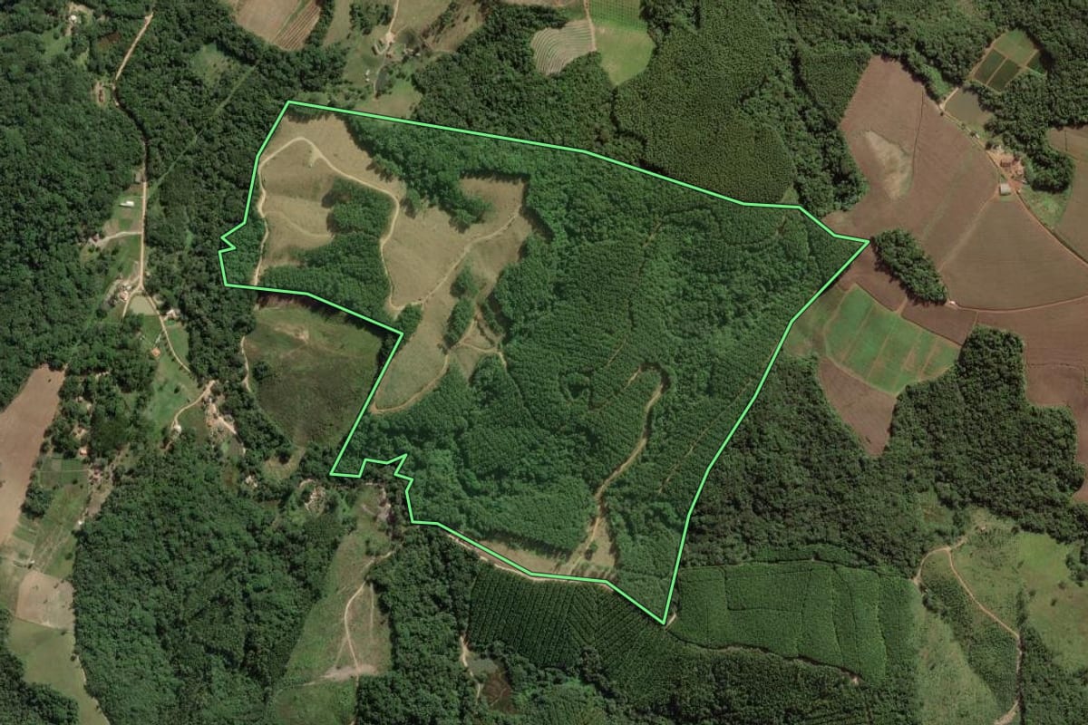 Imagem de satélite do imóvel rural em Ribeirão Branco (SP), com o contorno declarado no CAR desenhado por cima.