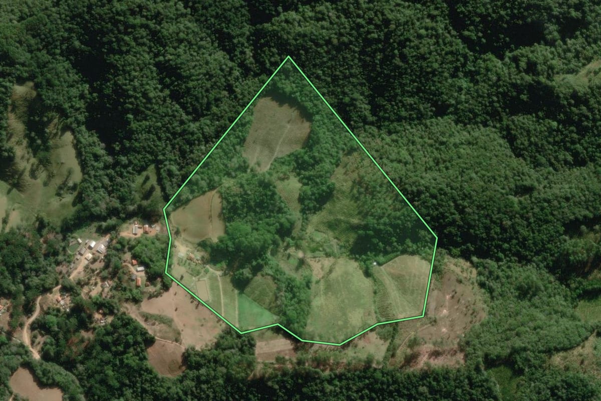 Imagem de satélite do imóvel rural em Ribeirão Branco (SP), com o contorno declarado no CAR desenhado por cima.