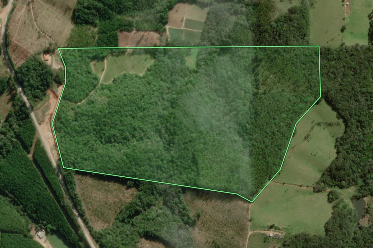 Imagem de satélite do imóvel rural em Ribeirão Branco (SP), com o contorno declarado no CAR desenhado por cima.