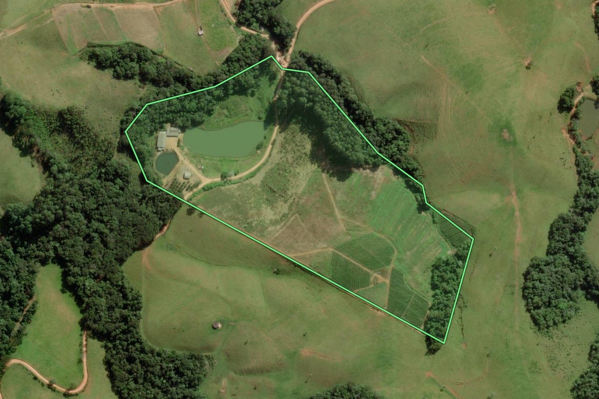 Imagem de satélite do imóvel rural em Ribeirão Branco (SP), com o contorno declarado no CAR desenhado por cima.